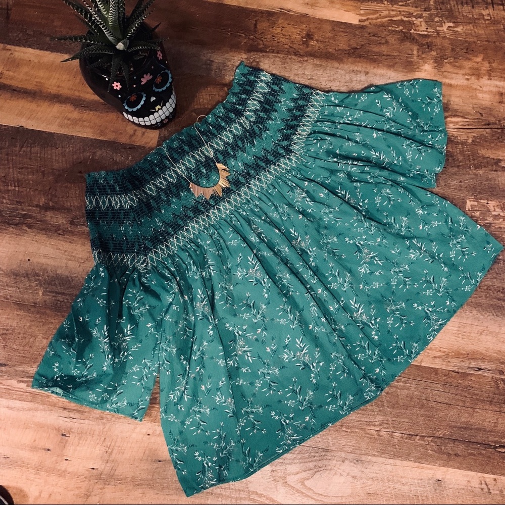 🌿Bright Off-the-Shoulders Top with Leaf Details🌿